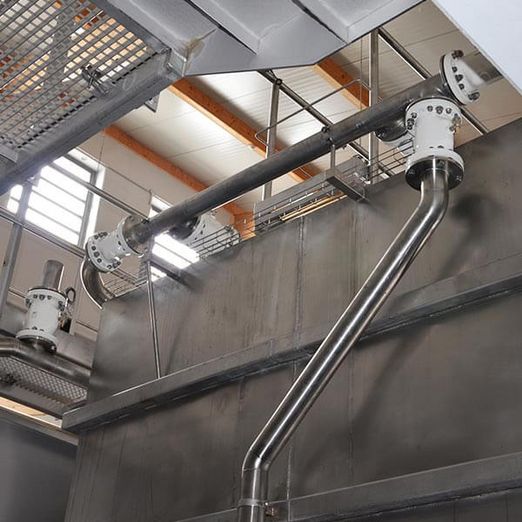 ワイン生産者の大規模施設内で、最も高所にある空圧式ピンチバルブ 