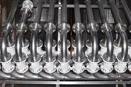 ワインの製造現場で使用されるAKOのピンチバルブ